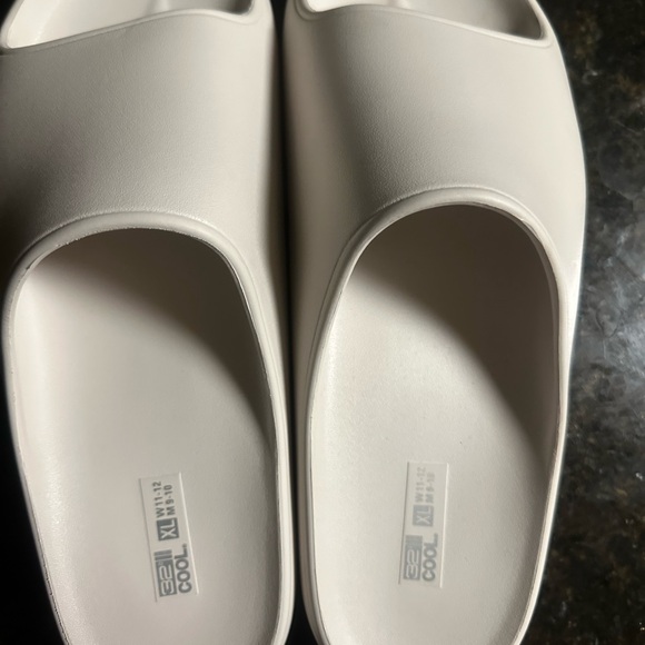 32 Degrees Cool Cream Slides - Picture 1 of 4